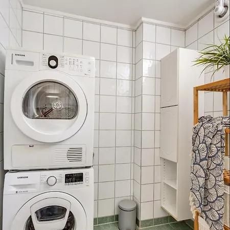 Apartment Entire 2-bedroom With Private Entrance Near Centre *