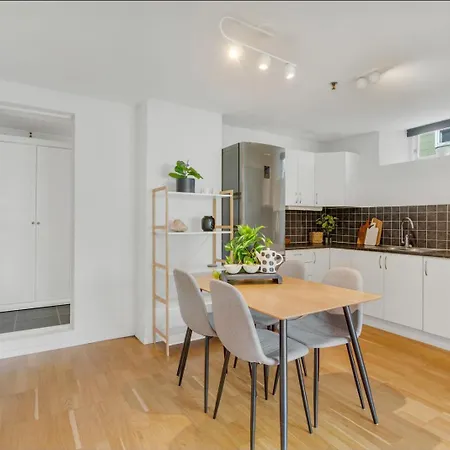 Entire 2-bedroom With Private Entrance Near Centre Διαμέρισμα Τρόμσο