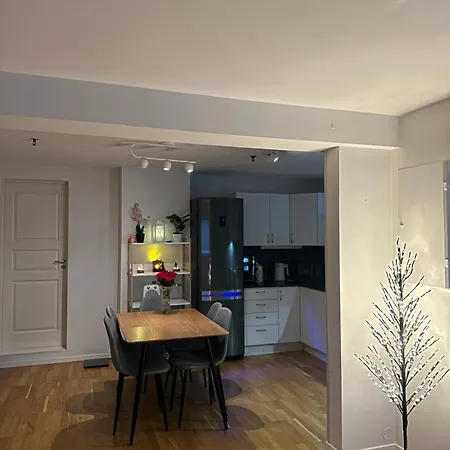 Apartment Entire 2-bedroom With Private Entrance Near Centre *