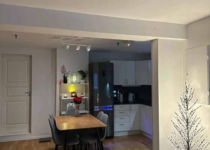 Leilighet 2-bedroom With Private Entrance Near Centre *